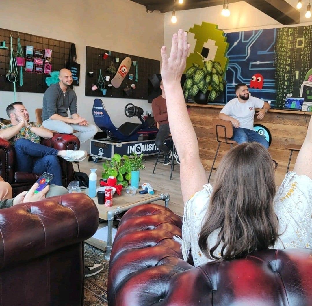 Collega's, vrolijk aan het werk in een agile setting