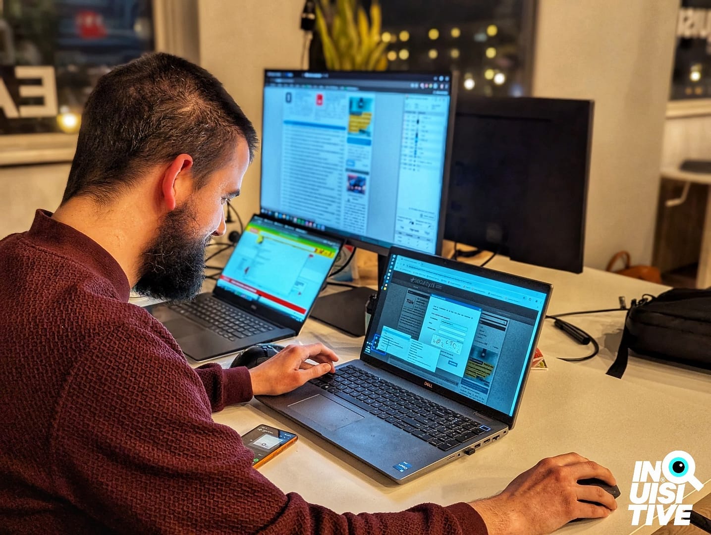Softwaretester is bezig met het uitvoeren van een accessibilitytest.